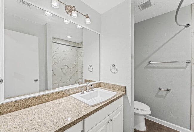 Building Photo - 2808 Pinewood Dr