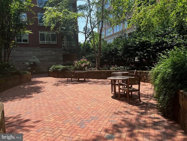 Building Photo - 820 N Pollard St