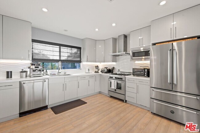 Building Photo - 7191 Pacific View Dr