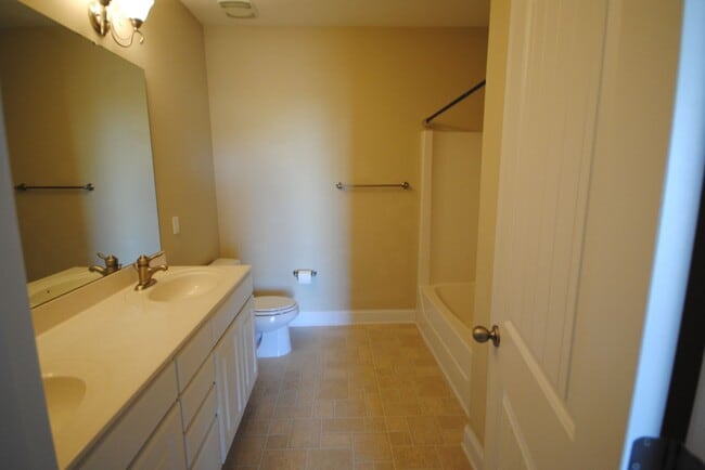 Building Photo - 200 Gateway Condos Dr