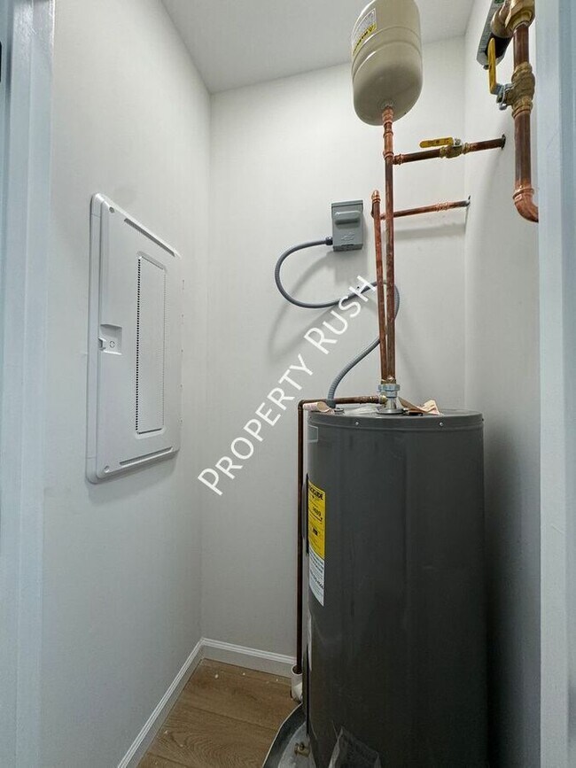 Building Photo - 1852 Wilberforce St