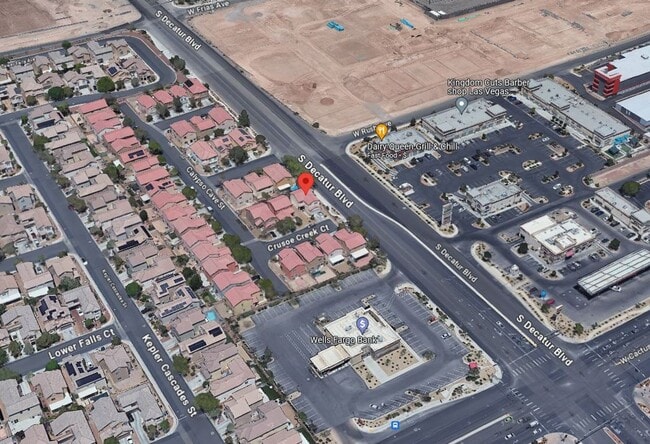 Building Photo - Beautiful detached home with fully fenced back yard.