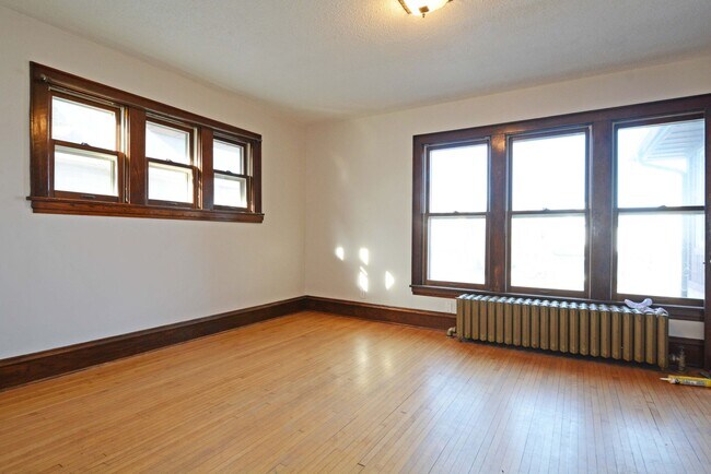 Building Photo - 3029-3031 Chicago Ave