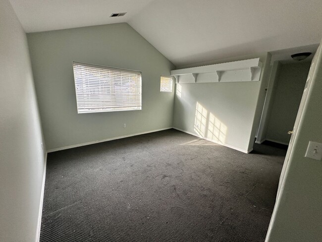 Building Photo - 2 Bed, 2 1/2 Bath townhome close to the River! Free month's rent on a 1 year lease!