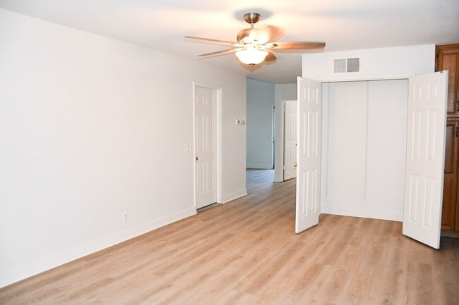 Building Photo - 1271 N Mosswood Dr