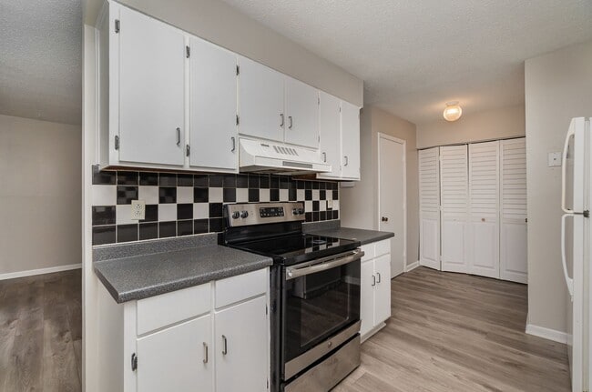 Building Photo - MOVE-IN READY!