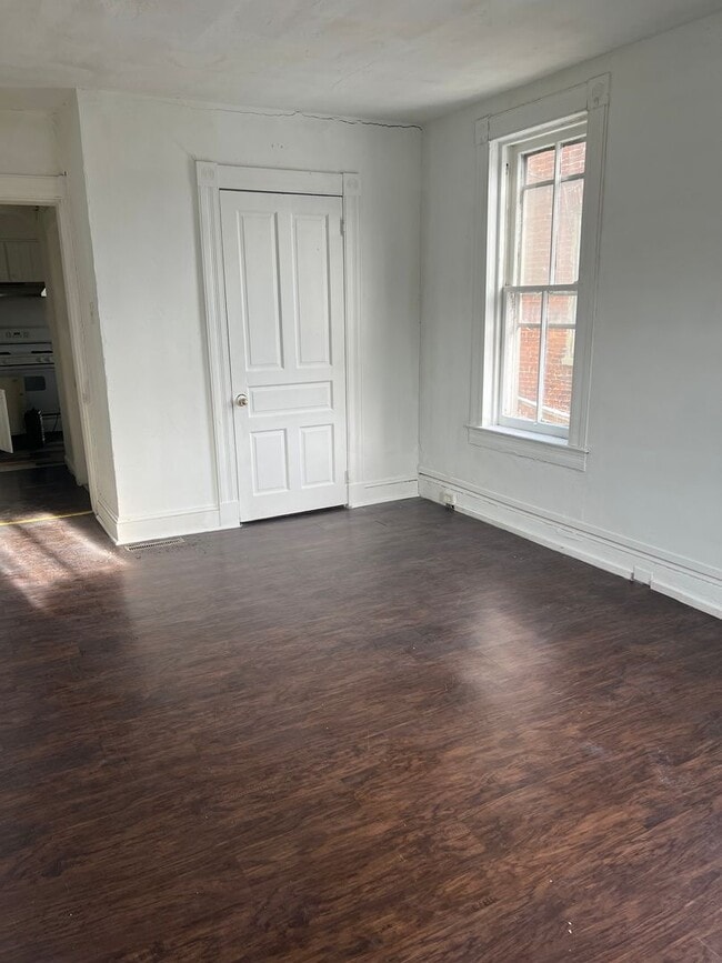 Building Photo - First-Floor Apartment Accepting Housing Vouchers