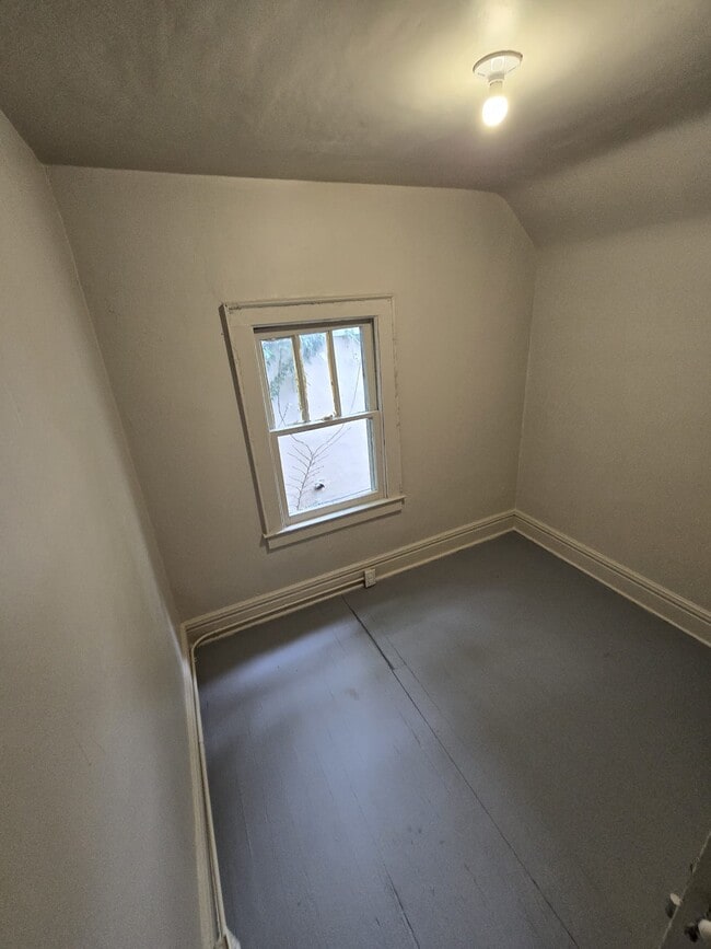 Building Photo - 1925 Foster Ave