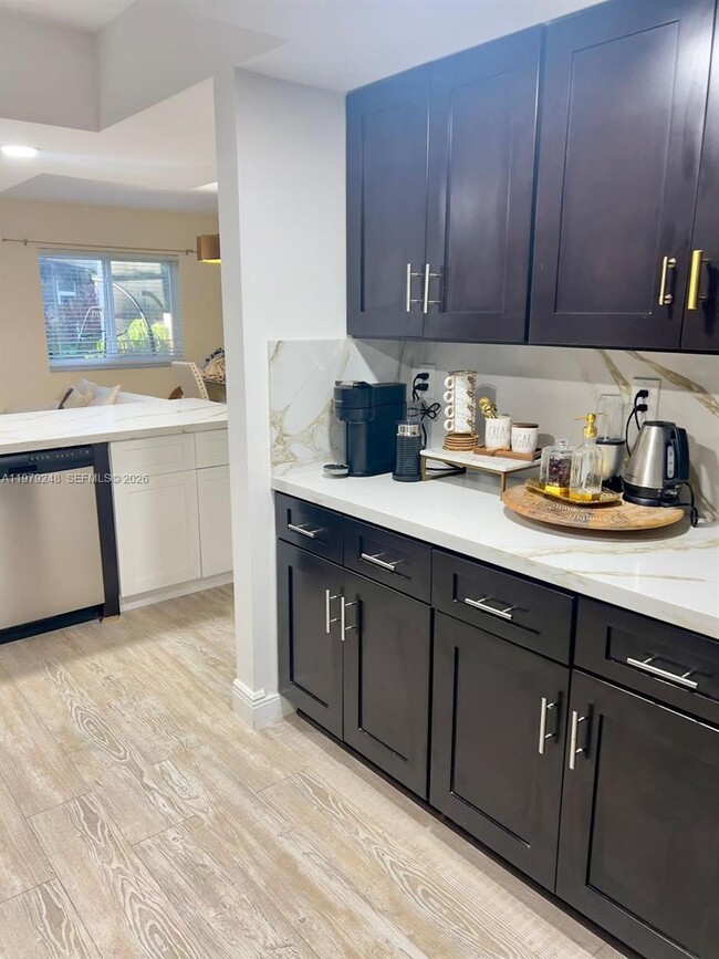 Building Photo - 568 N University Dr