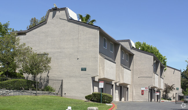 Building Photo - Hidden Creek Town Homes
