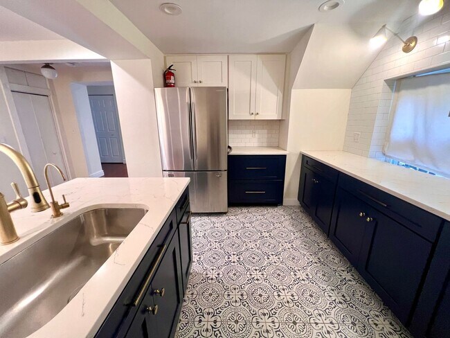 Building Photo - Pittsburgh - 3 Bedroom 1.5 Bathroom - Upda...