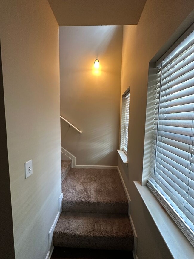 Building Photo - NEW LISTING - GORGEOUS TOWNHOME IN KENNESAW!