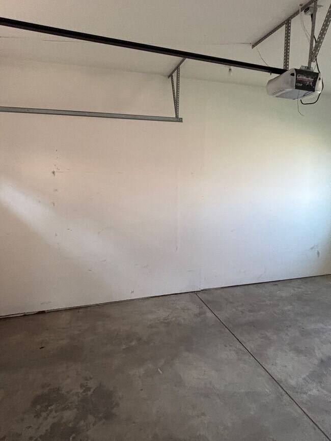 Building Photo - FIRST MONTH'S RENT FREE! New lower rent $1850