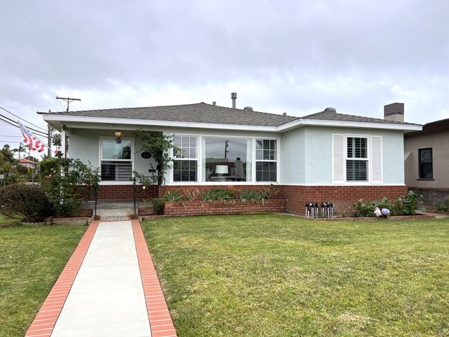 Building Photo - 3B/3B LUXURY Remodeled Home! w/ Garage! Large Fenced Backyard! Bike to the Beach!