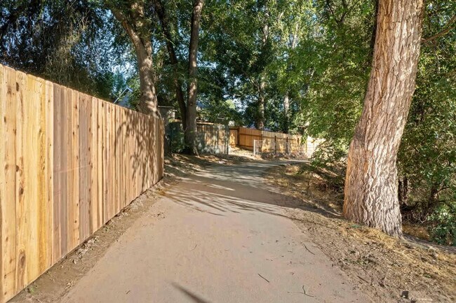 Building Photo - 2302 E Cinnamon Ln