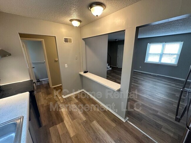 Building Photo - 222 N Oak Dr