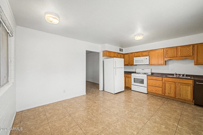 Building Photo - 1319 W Tulip Pl