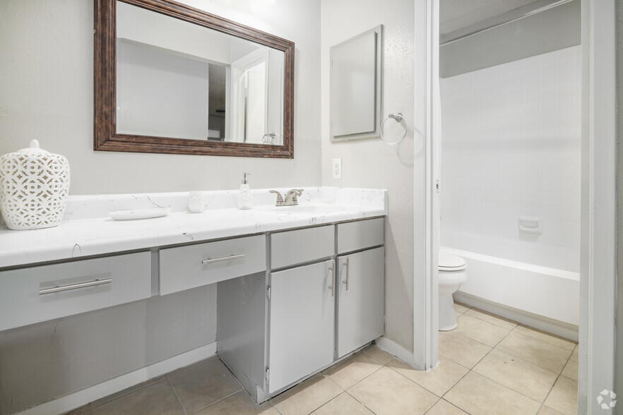 2BR, 2BA - 1223SF - Bathroom 2 - Valencia at Medical