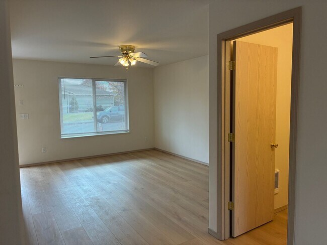 Building Photo - 1302 NE Tucson Way