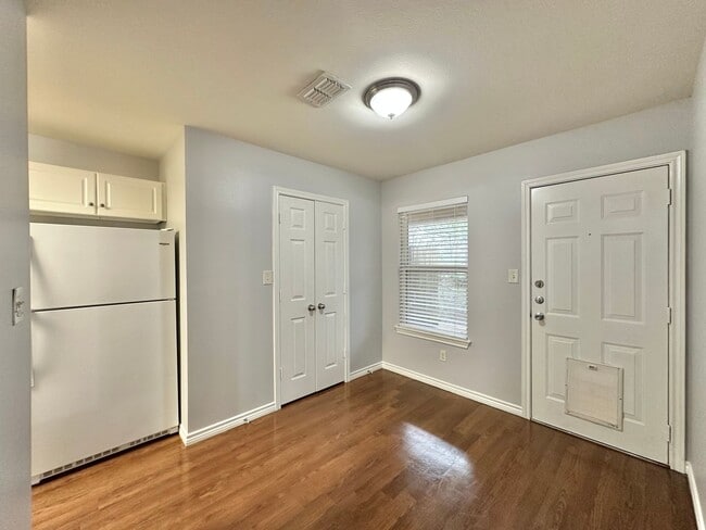 Building Photo - 3 Bedroom 2 Bath Duplex at Mansion Creek in Tyler! 1/2 off first full months rent