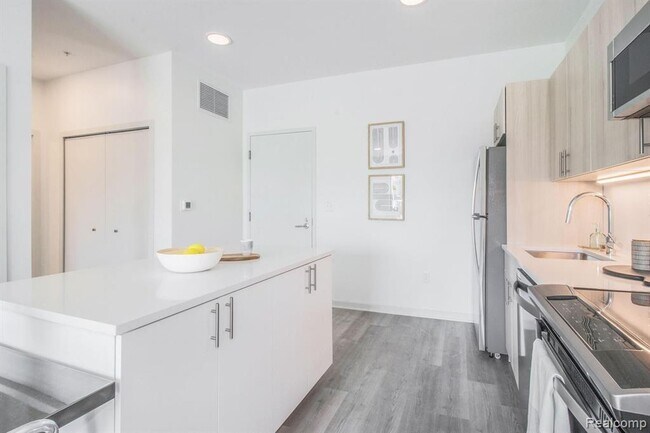 Building Photo - 7410 Kercheval Ave