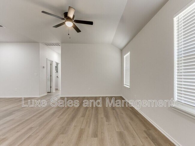 Building Photo - 1543 Pavy Pkwy