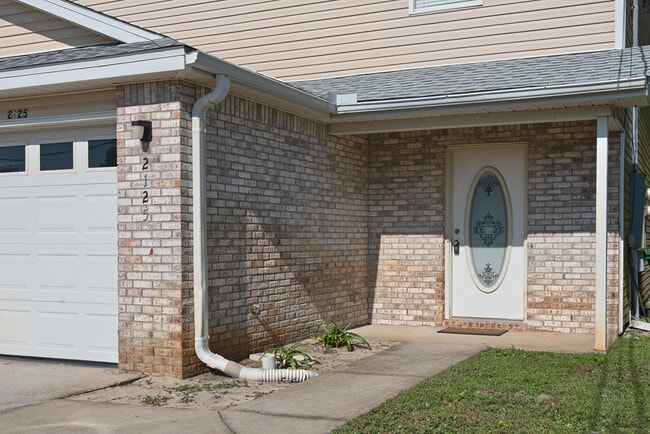 Building Photo - 2125 Tom St