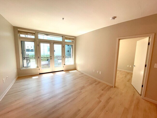 Building Photo - Bright Condo in NW Portland with Washer/Dr...