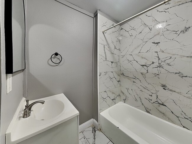 Building Photo - 2211 Hooper St