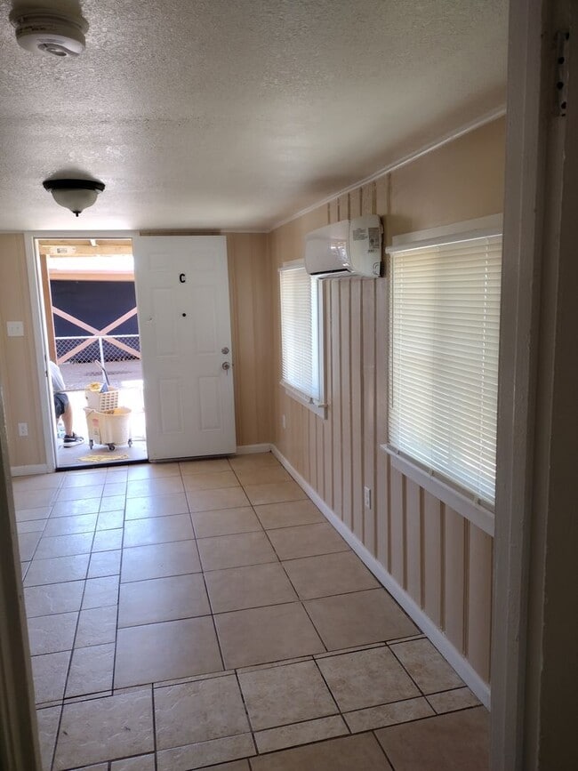 Building Photo - Cute 1 Bedroom in Great Location