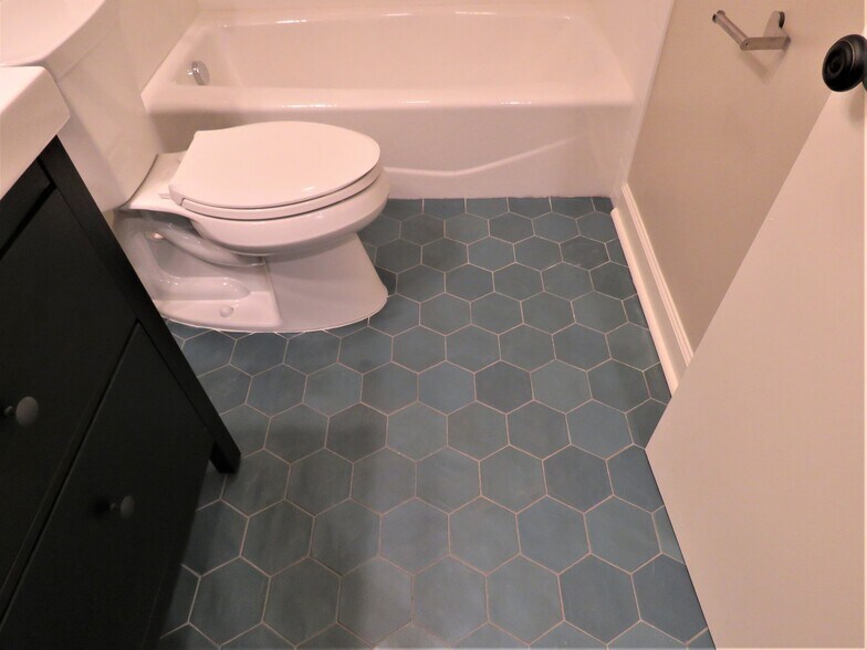 Building Photo - 509 E 7th St