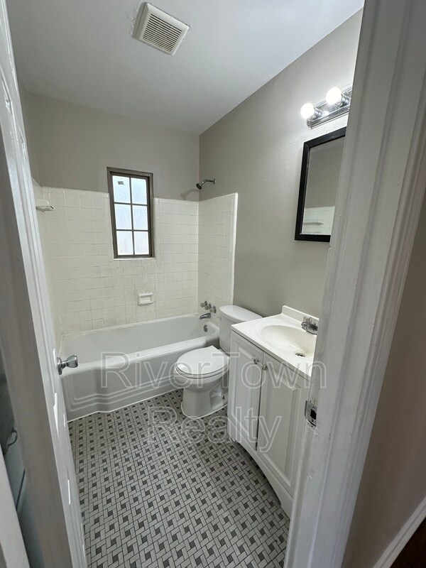 Building Photo - 4672 Willow Rd