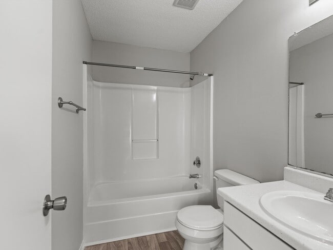 Building Photo - Newly renovated 3 bedroom/2 bath Townhome - Move In Special