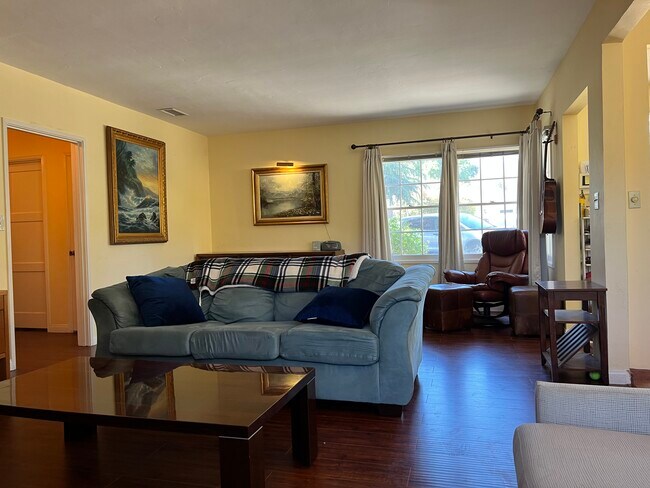 Building Photo - 2909 Ventura Dr