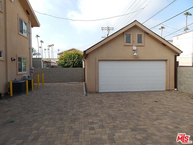 Building Photo - 2018 Hillcrest Dr