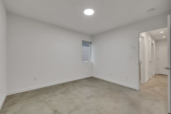 Building Photo - Modern 3BR Townhome with Rooftop Deck Near Downtown Seattle