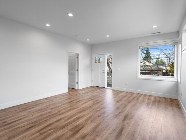 Building Photo - 4 bed/3.5 Bath Townhouse in Richmond Neighborhood, SE Portland