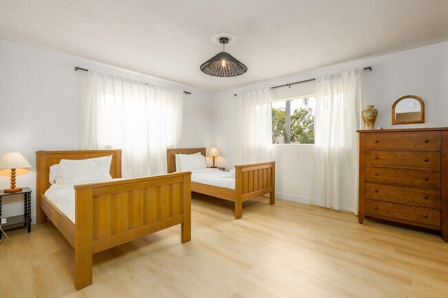 Building Photo - 4000 Highland Dr