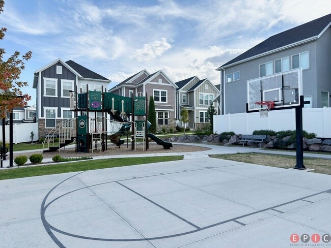 Building Photo - Beautiful Home in Lehi