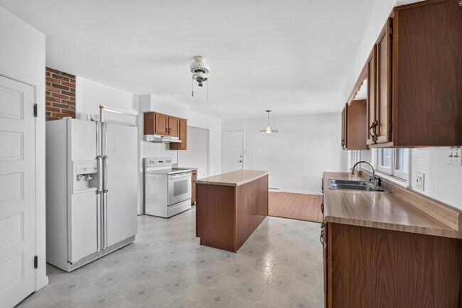 Building Photo - 2205 Country Club Dr