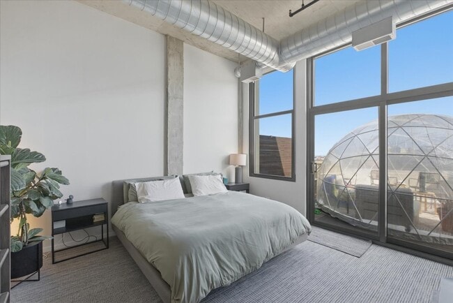 Building Photo - 900 N Kingsbury St