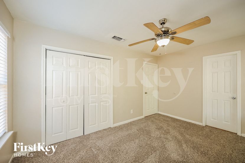 Building Photo - 523 Pinehurst Blvd