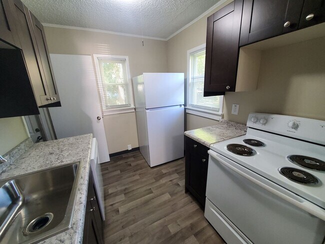 Building Photo - Adorable 2 bedroom, 1 bathroom home!