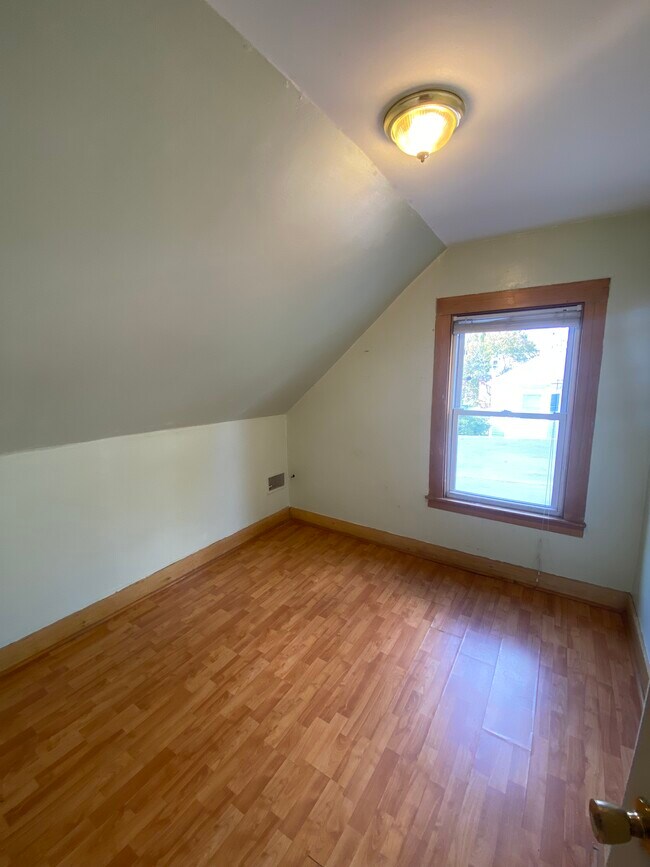 Building Photo - 13 Andrew St