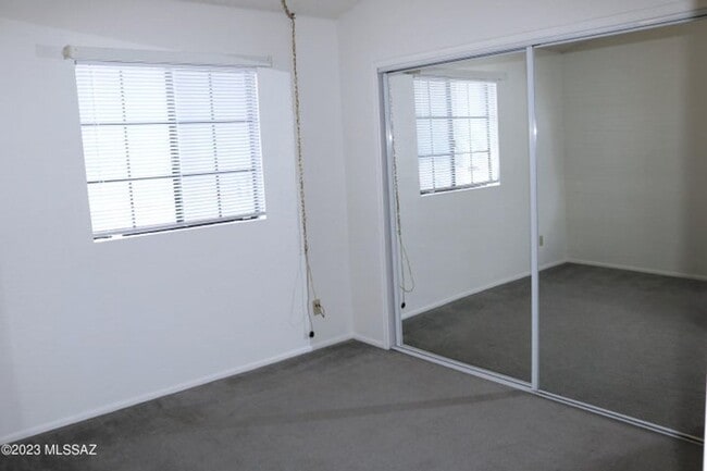 Building Photo - Nestled in a convenient NW neighborhood