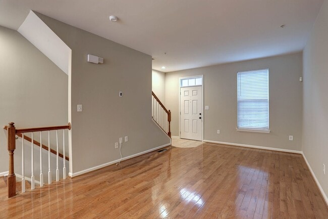 Building Photo - 3BR, 3BA, 1-Car Garage Townhome in Howard Square