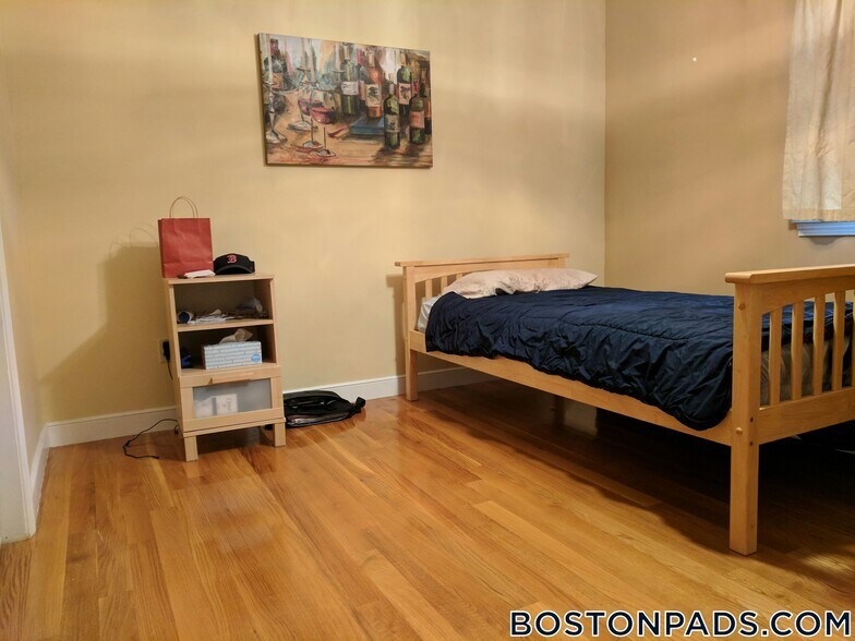 Building Photo - 92 Sylvia St