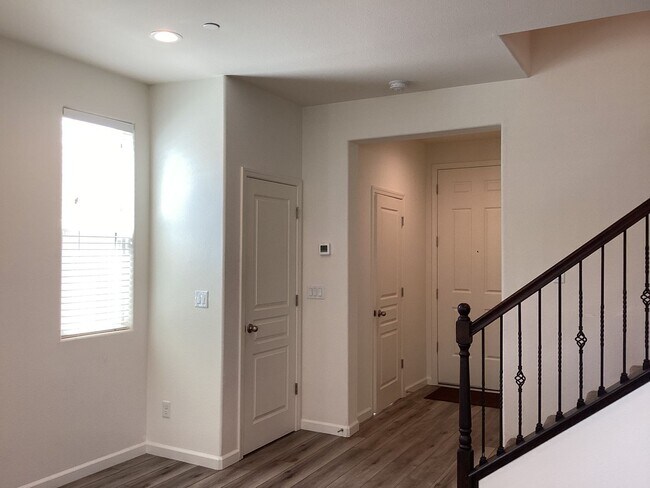 Building Photo - 2573 Daisy Dr