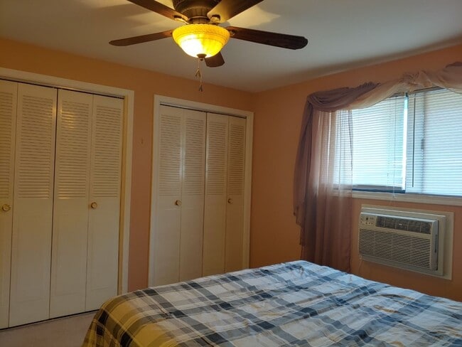 Building Photo - 2 Bedroom Condo for Rent near Cumberland Blue Line!