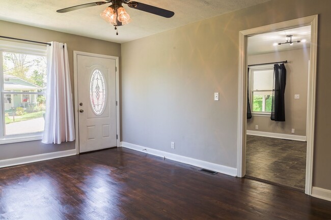 Building Photo - 2 bedroom and 1 bath bungalow in Elizabethon